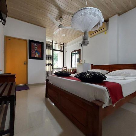 Lake Wave Hotel Anuradhapura Exteriör bild