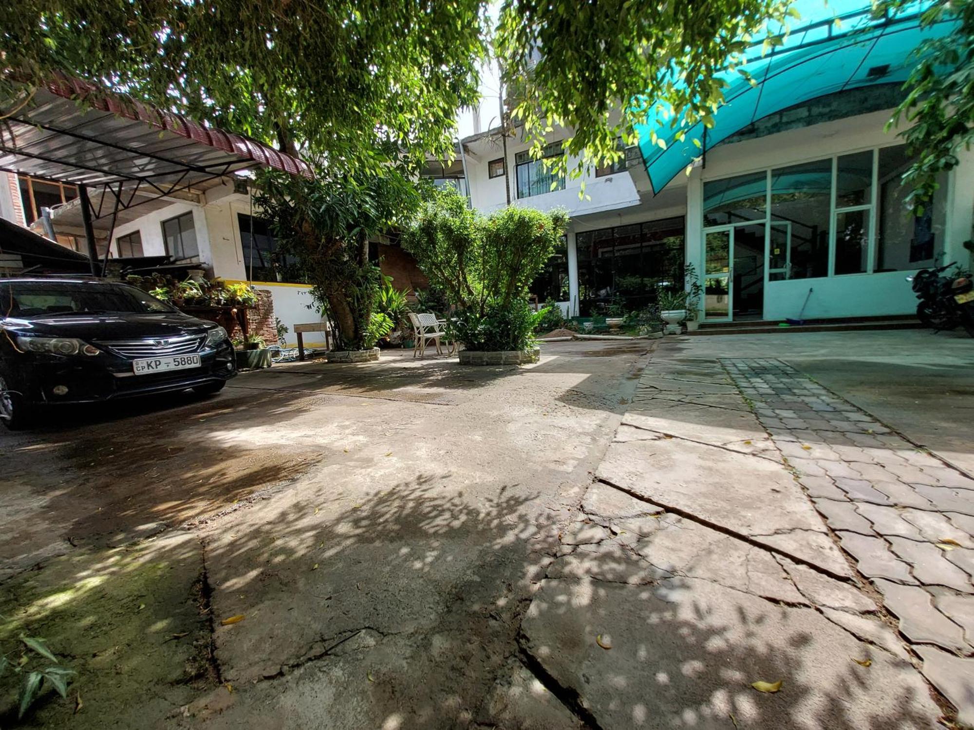 Lake Wave Hotel Anuradhapura Exteriör bild