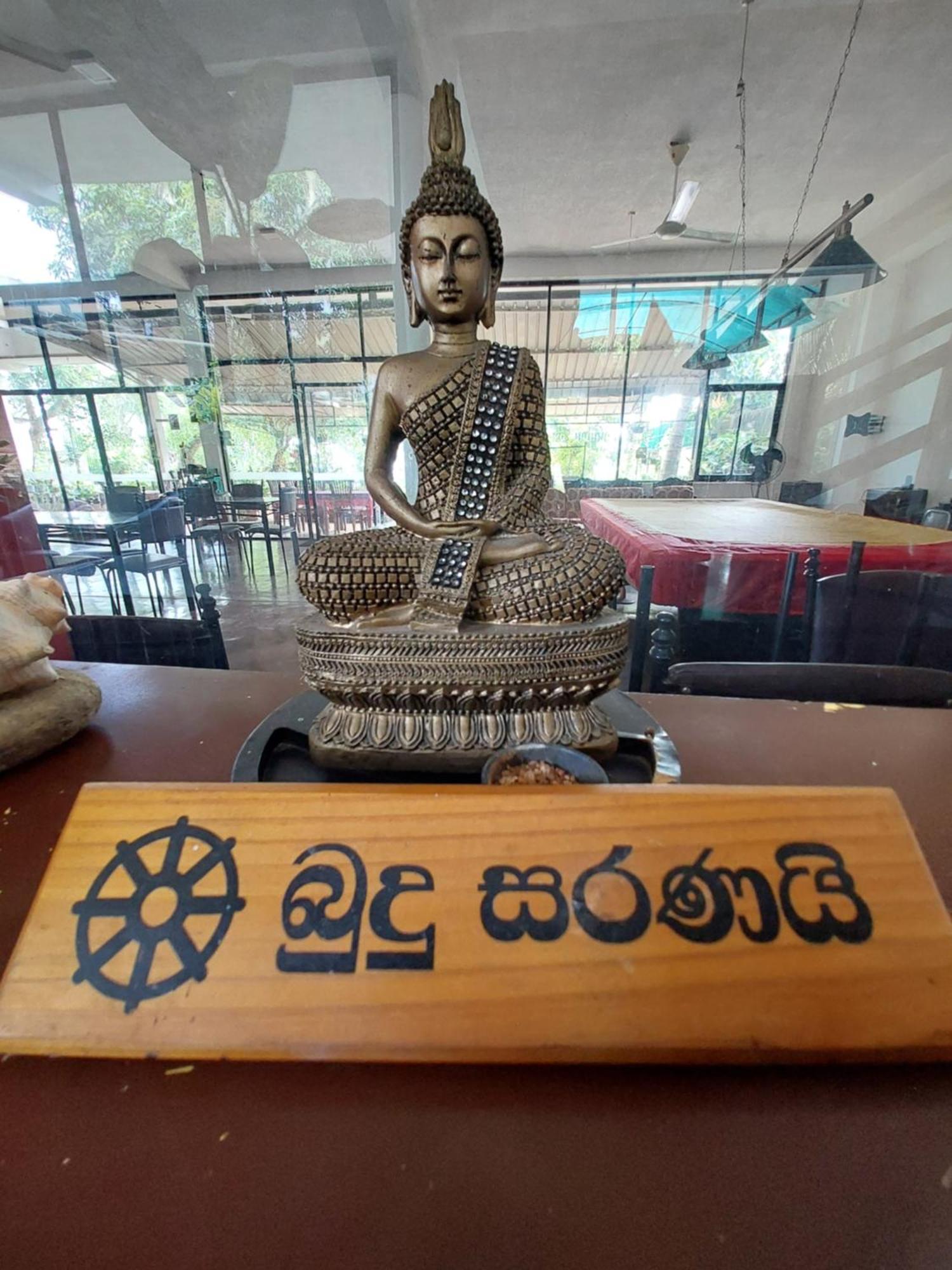 Lake Wave Hotel Anuradhapura Exteriör bild