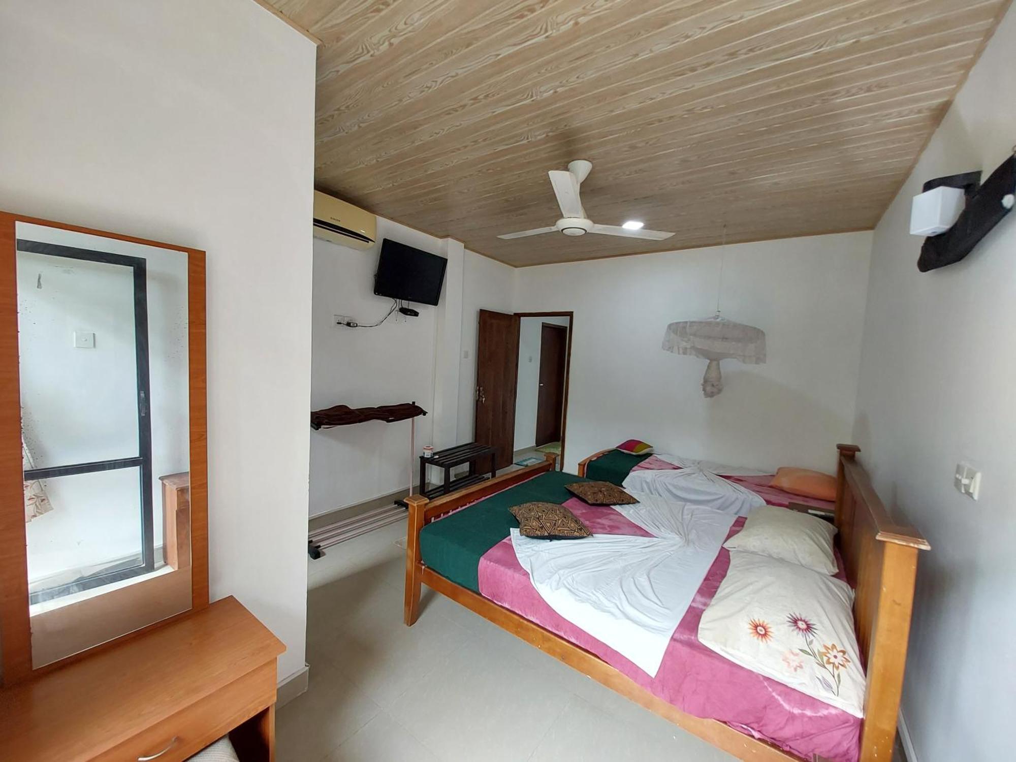 Lake Wave Hotel Anuradhapura Exteriör bild
